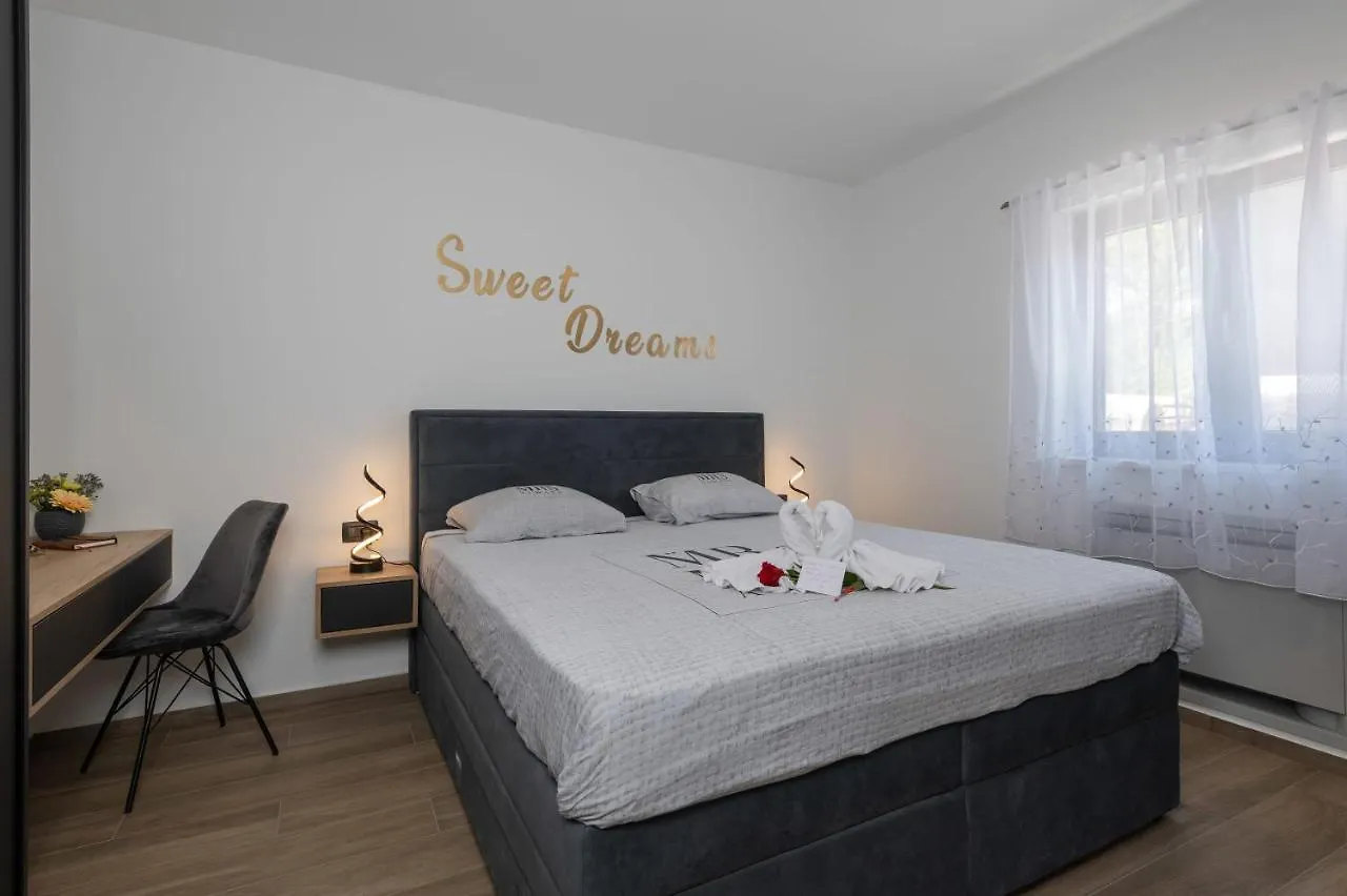 Villa Alison Deluxe With Private Spa And Heated Swimming Pool Nedeščina